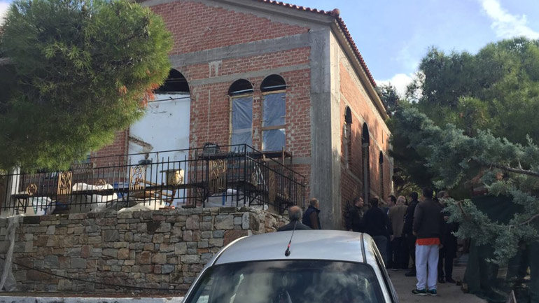 Ο Ιερέας του Προφήτη Ηλία Ηλιούπολης «κλειδώθηκε» στην εκκλησία με πιστούς – Παρέμβαση της αστυνομίας