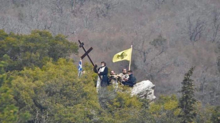 Θεσσαλονίκη: Ιερείς ανέβηκαν σε βουνό και λειτούργησαν