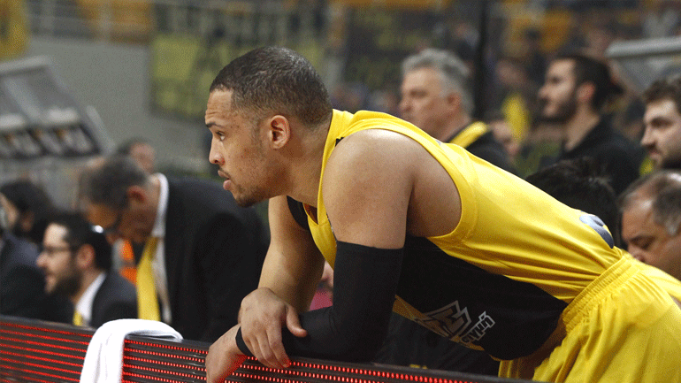 Ντίξον: «Βοηθήστε με να φτάσω στον γιο μου στην Αθήνα»