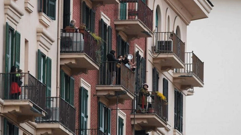 Συναυλία από τα μπαλκόνια: Ιταλοί μουσικοί βγαίνουν στις ταράτσες και αυτοσχεδιάζουν