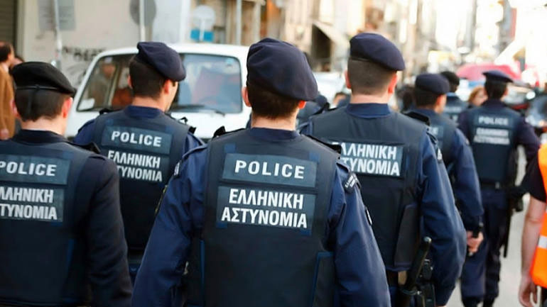 Σε καραντίνα 14 αστυνομικοί επειδή τους έφτυσε 26χρονος που λέει ότι έχει κορωνοϊό