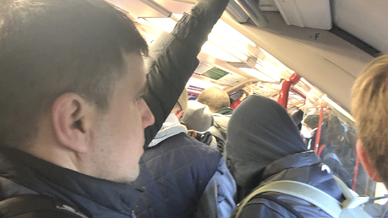 Στριμωγμένοι οι κάτοικοι του Λονδίνου στο μετρό – Αγνοούν τα μέτρα προστασίας