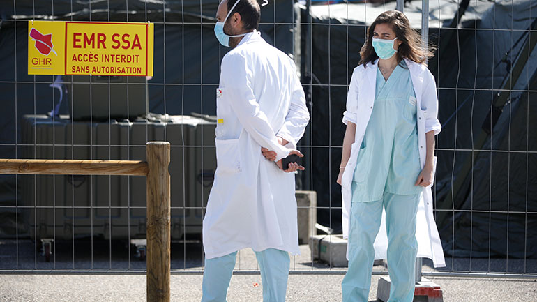 Άλλοι δύο γιατροί έχασαν τη ζωή τους στη Γαλλία από τον κορωνοϊό