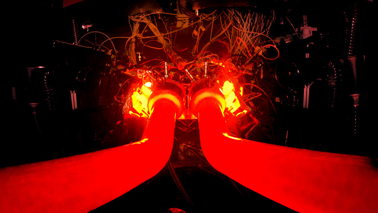 Στα «κόκκινα» δουλεύει το νέο υβριδικό V6 μοτέρ της Aston Martin 