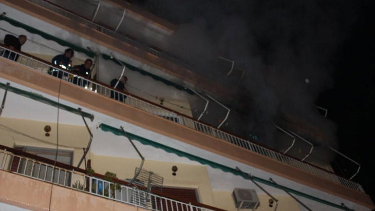 Μεγάλη φωτιά σε διαμέρισμα πολυκατοικίας απέναντι από την Πυροσβεστική Υπηρεσία Πρέβεζας