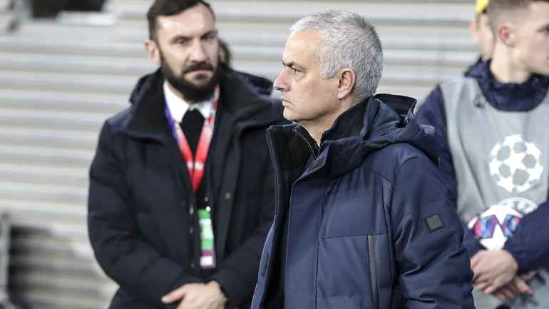 Στο δρόμο για να βοηθήσει ηλικιωμένους ο Μουρίνιο