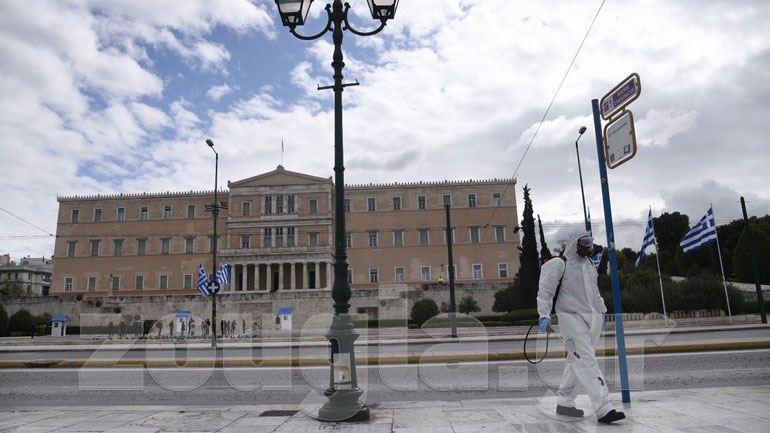 Εικόνες από την απολύμανση κεντρικών σημείων των Αθηνών