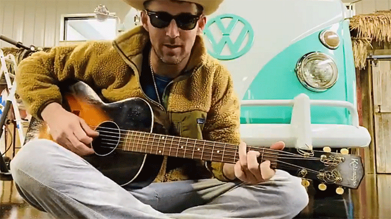 Μπραντ Πίσλι, Τζέικ Όουεν και άλλοι αστέρες αποτίνουν φόρο τιμής στον Κένι Ρότζερς