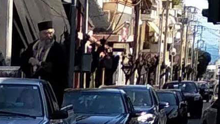 Αίγιο: Παπάδες πάνω στο αγροτικό κάνουν αγιασμό! Δύο μέσα και άλλοι δυο έξω!