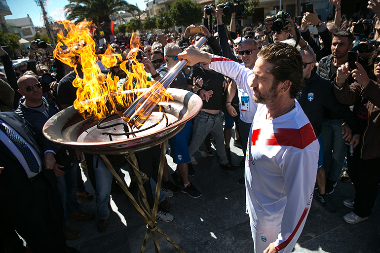 Πριν από δύο εβδομάδες Gerard Butler βρέθηκε στην Σπάρτη και άναψε την Ολυμπιακή Φλόγα. Ο «Λεωνίδας» από την κινηματογραφική ταινία «300» έτρεξε και ως λαμπαδηδρόμος στην Τελετή Υποδοχής της Ολυμπιακής Φλόγας των Ολυμπιακών Αγώνων του Τόκιο 2020 και στη συνέχεια άναψε την φλόγα, ουρλιάζοντας στο κοινό «This Is Sparta»