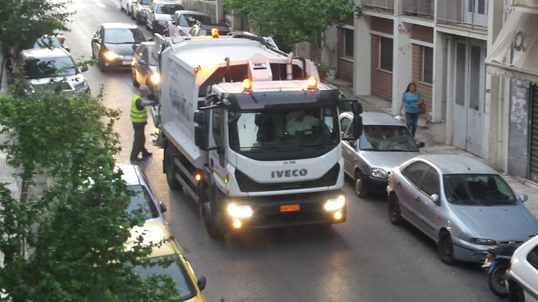 Δύσκολη και επικίνδυνη η συντήρηση των απορριμματοφόρων – Τι να προσέχουμε με τα σκουπίδια λόγω COVID-19