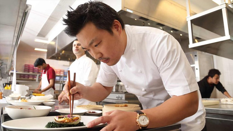 Βρετανία: Βραβευμένος σεφ μαγειρεύει για τους άπορους εν μέσω της καραντίνας