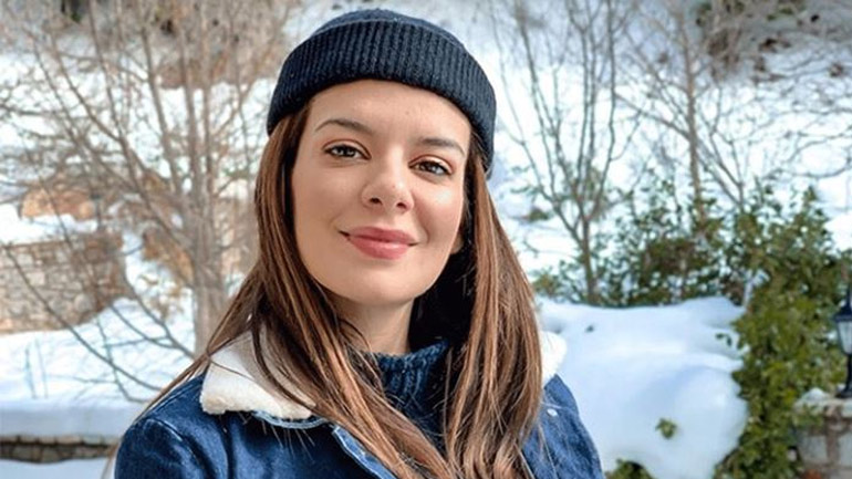 Nικολέττα Ράλλη: Ποζάρει στην ταράτσα του σπιτιού της με φουσκωμένη κοιλίτσα