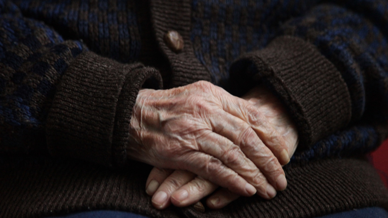 Εστίες μετάδοσης κορωνοϊού τα γηροκομεία – Ειδικές οδηγίες ΕΟΔΥ