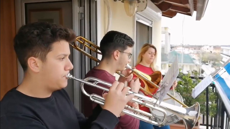 Λεχαινά: Οικογένεια έδωσε το ρυθμό για τον εορτασμό της 25ης Μαρτίου από το μπαλκόνι της