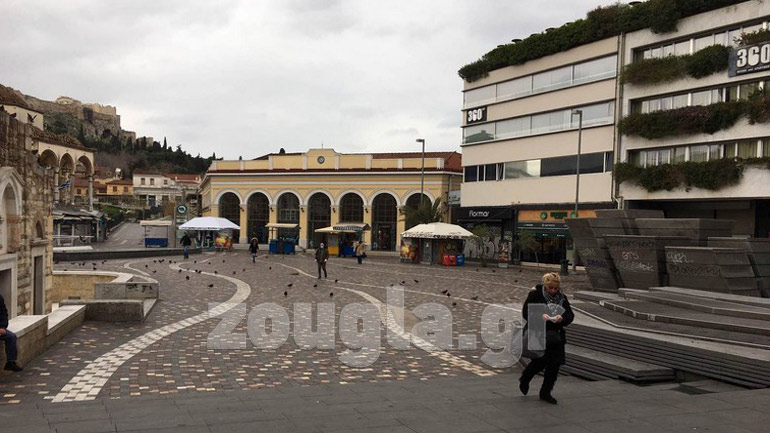 Άδειες πλατείες στο κέντρο της Αθήνας