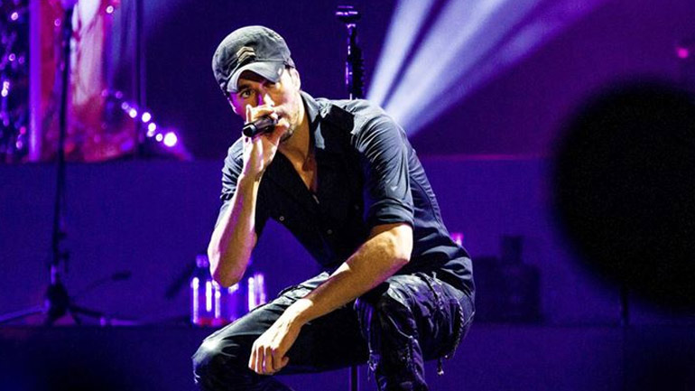 Ο Enrique Iglesias έχασε τον πατριό του από κορωνοϊό