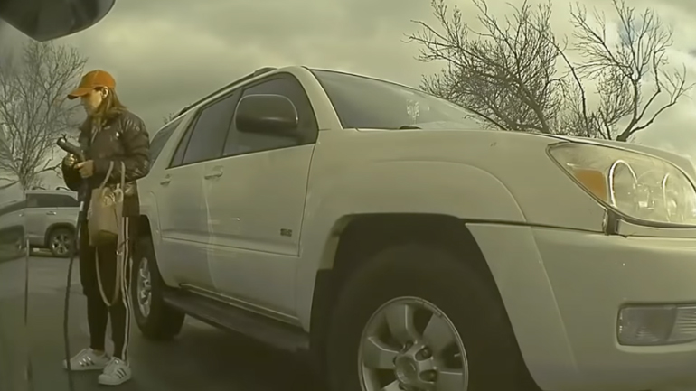 Την έπιασε στα πράσα το ίδιο το αυτοκίνητο!