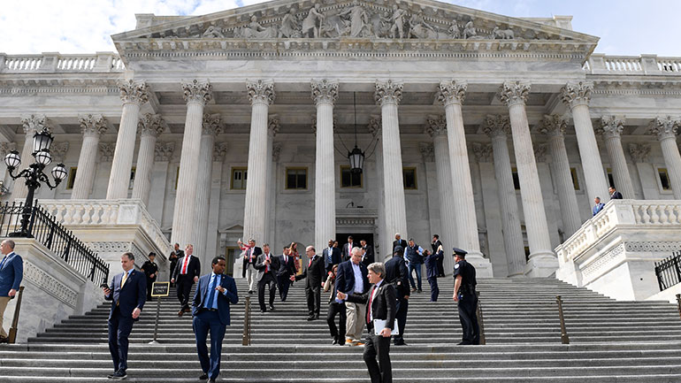 Η Βουλή των Αντιπροσώπων ενέκρινε το ιστορικό πακέτο στήριξης της αμερικανικής οικονομίας λόγω κορωνοϊού