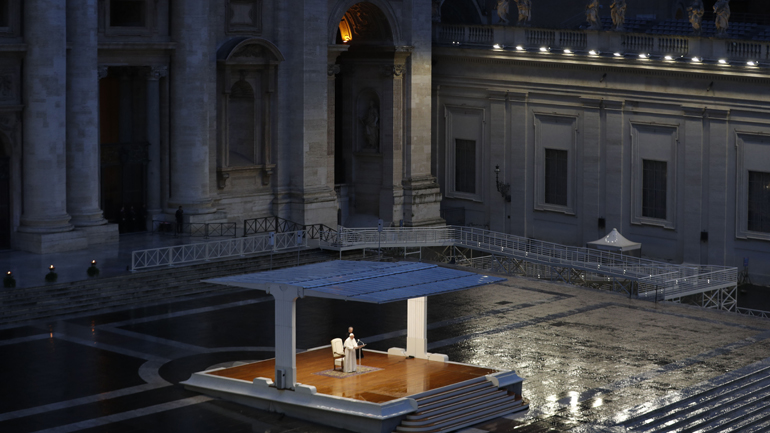 Ο Πάπας από την έρημη πλατεία του Αγίου Πέτρου: «Μεγάλο σκότος μας κάλυψε»