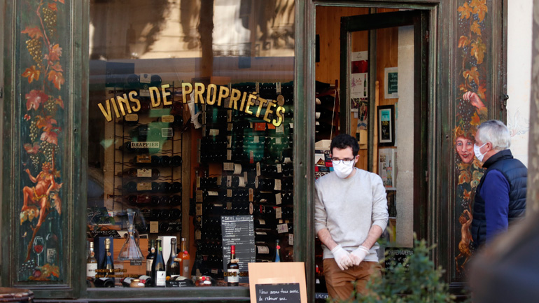 Κορωνοϊός: Ο Γάλλος πρωθυπουργός ανησυχεί για «το εξαιρετικά μεγάλο κύμα» της επιδημίας που «σπάει» πάνω στη χώρα