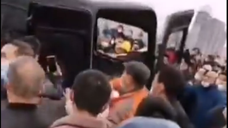 Συγκρούσεις στην Κίνα λόγω κορωνοϊού – Εμποδίζεται η μετακίνηση από την επαρχία Χουμπέι