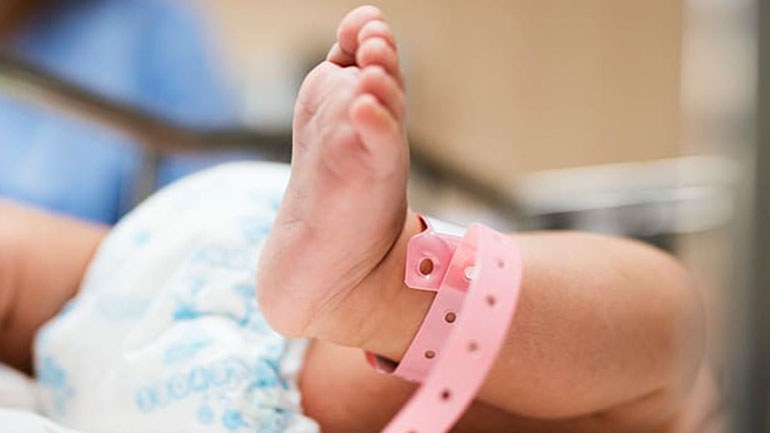 Εξιτήριο στην πρώτη γυναίκα στην Ελλάδα θετική στον κορωνοϊό που γέννησε ένα υγιέστατο αγοράκι