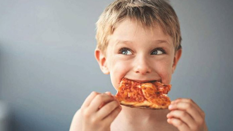 Τα παιδιά που μεγαλώνουν με junk food παρουσιάζουν καθυστερημένη ανάπτυξη