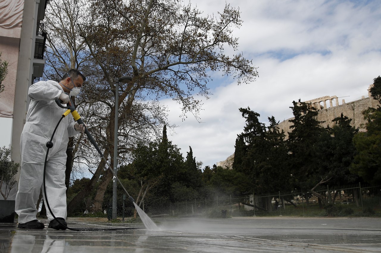 Απολύμανση κάτω από τον λόφο της Ακρόπολης