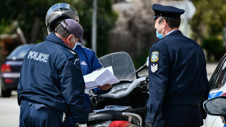 Συστηματικοί έλεγχοι σε όλη τη χώρα για τις άσκοπες μετακινήσεις – Βεβαιώθηκαν 556 παραβάσεις σε εννέα ώρες
