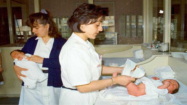 Μαίες: Ιχνηλάτηση εγκύων-λεχωΐδων κατ’ οίκον – Τι ζητούν από τον Υπουργό Υγείας και Ε.Ο.Δ.Υ