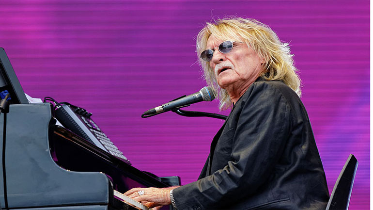 Γαλλία: Με αναπνευστική ανεπάρκεια νοσηλεύεται ο τραγουδιστής Κριστόφ