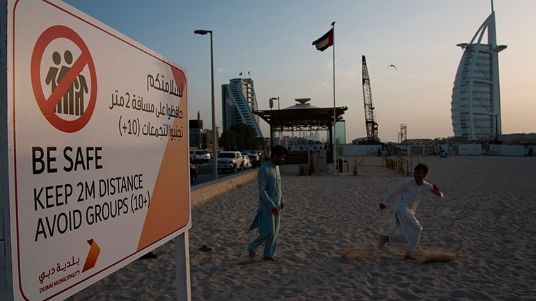 Τεστ για κορωνοϊό μέσα στο αυτοκίνητο στα Ηνωμένα Αραβικά Εμιράτα