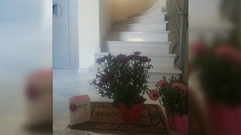 Γενέθλια στα χρόνια του… κορωνοϊού: Της κατέβασαν την τούρτα με σχοινί