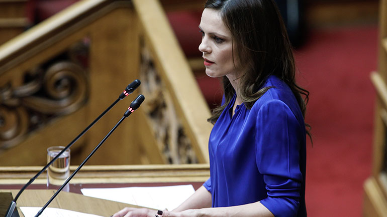 Έφη Αχτσιόγλου: «Επιμένει η κυβέρνηση στις απολύσεις και τις μειώσεις μισθών στο 50%»