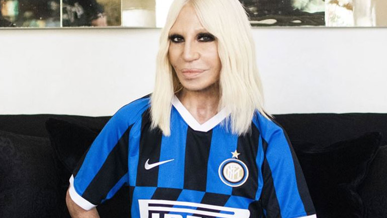 Το μήνυμα αισιοδοξίας της Donatella Versace για τον Covid-19