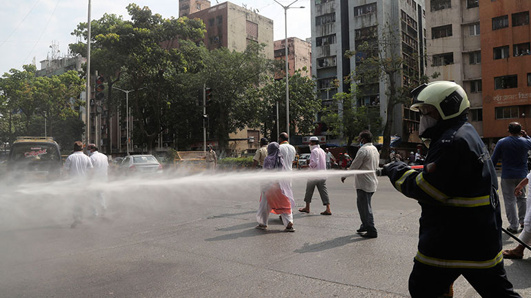 Ινδία: Υγειονομικοί υπάλληλοι ψέκασαν με απολυμαντικό μετανάστες εργάτες
