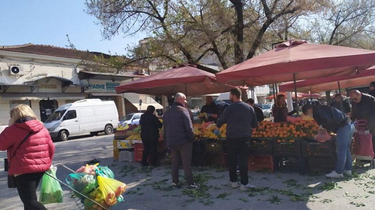 Κορωνοϊός: «Λαϊκό προσκύνημα» στη λαϊκή αγορά των Τρικάλων