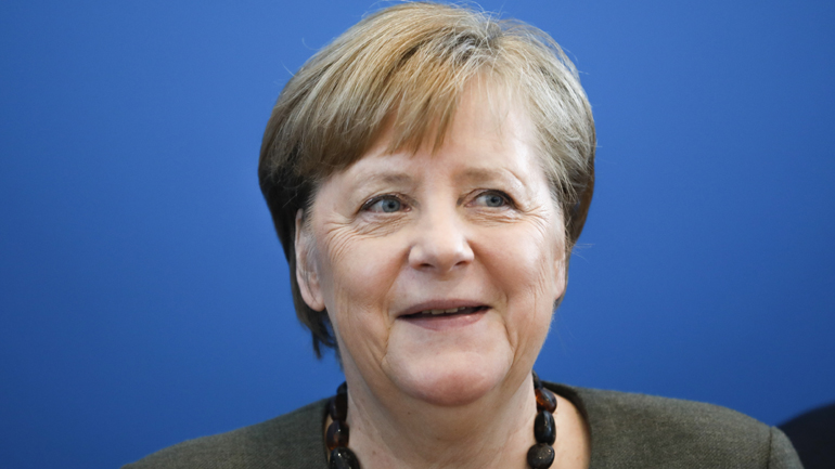 Η Μέρκελ καλεί πυροσβέστη και εκείνος της κλείνει το τηλέφωνο νομίζοντας πως είναι φάρσα