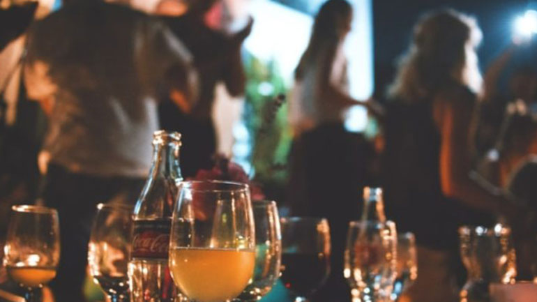 Κορωνοϊός: Σάλος από πάρτι 80 ατόμων στην Τουρκία παρά τα περιοριστικά μέτρα