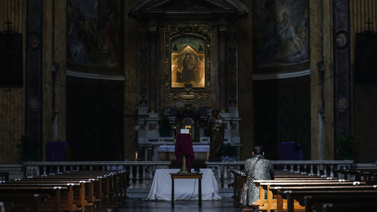 Θετικός στον κορωνοϊό καρδινάλιος της Ρώμης και 7 κληρικοί του Βατικανού