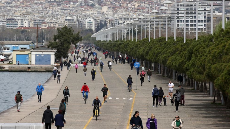 Ξεχύθηκαν για βόλτα οι Θεσσαλονικείς – Οργή Ζέρβα:  «Θα αποκλείσω την παραλία»