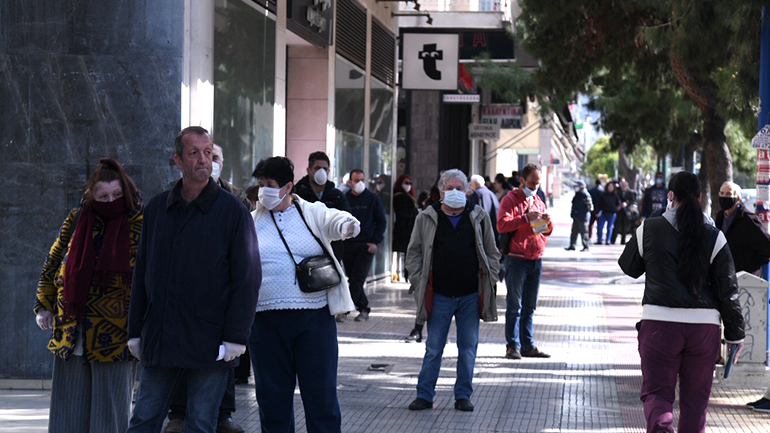 Στις ουρές των ATM οι συνταξιούχοι αναστενάζουν