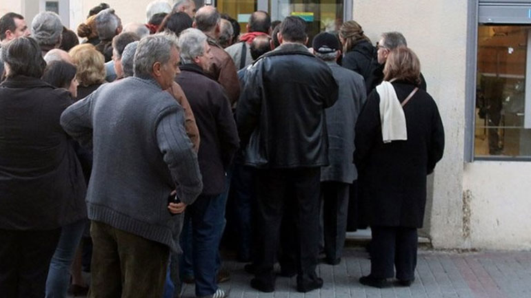 «Επικίνδυνες ουρές» στα ΑΤΜ-Συνεχίζεται για δεύτερη ημέρα η ταλαιπωρία των πολιτών