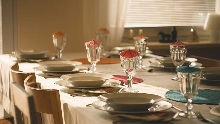 Όταν στο επίσημο δείπνο παρακάθισε απροσκάλεστος και ο κορωνοϊός