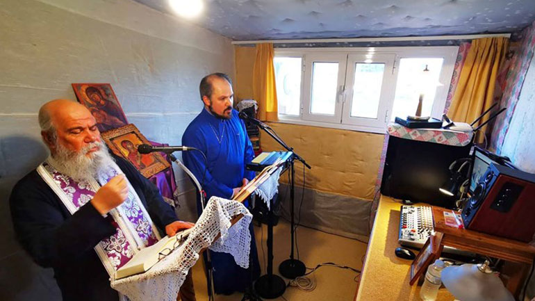 Κορωνοϊός: Ιερείς στην Αργολίδα έφτιαξαν… στούντιο για τη Θεία Λειτουργία