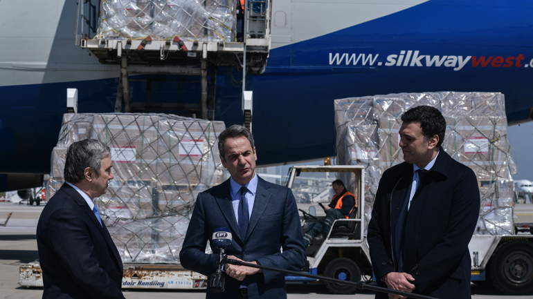 Παράδοση της δωρεάς του Ιδρύματος Ωνάση παρουσία Μητσοτάκη: 13,5 εκατ. μάσκες στα νοσοκομεία