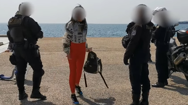 Η αντίδραση Θεσσαλονικιάς όταν αστυνομικοί της ζήτησαν να εγκαταλείψει την Παραλία