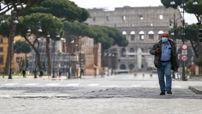 Ιταλία: Μεσίστιες οι σημαίες σε όλη τη χώρα