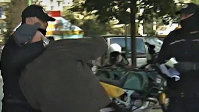 Απαγόρευση κυκλοφορίας: Άνδρας της δημοτικής αστυνομίας έκανε κεφαλοκλείδωμα σε ηλικιωμένο